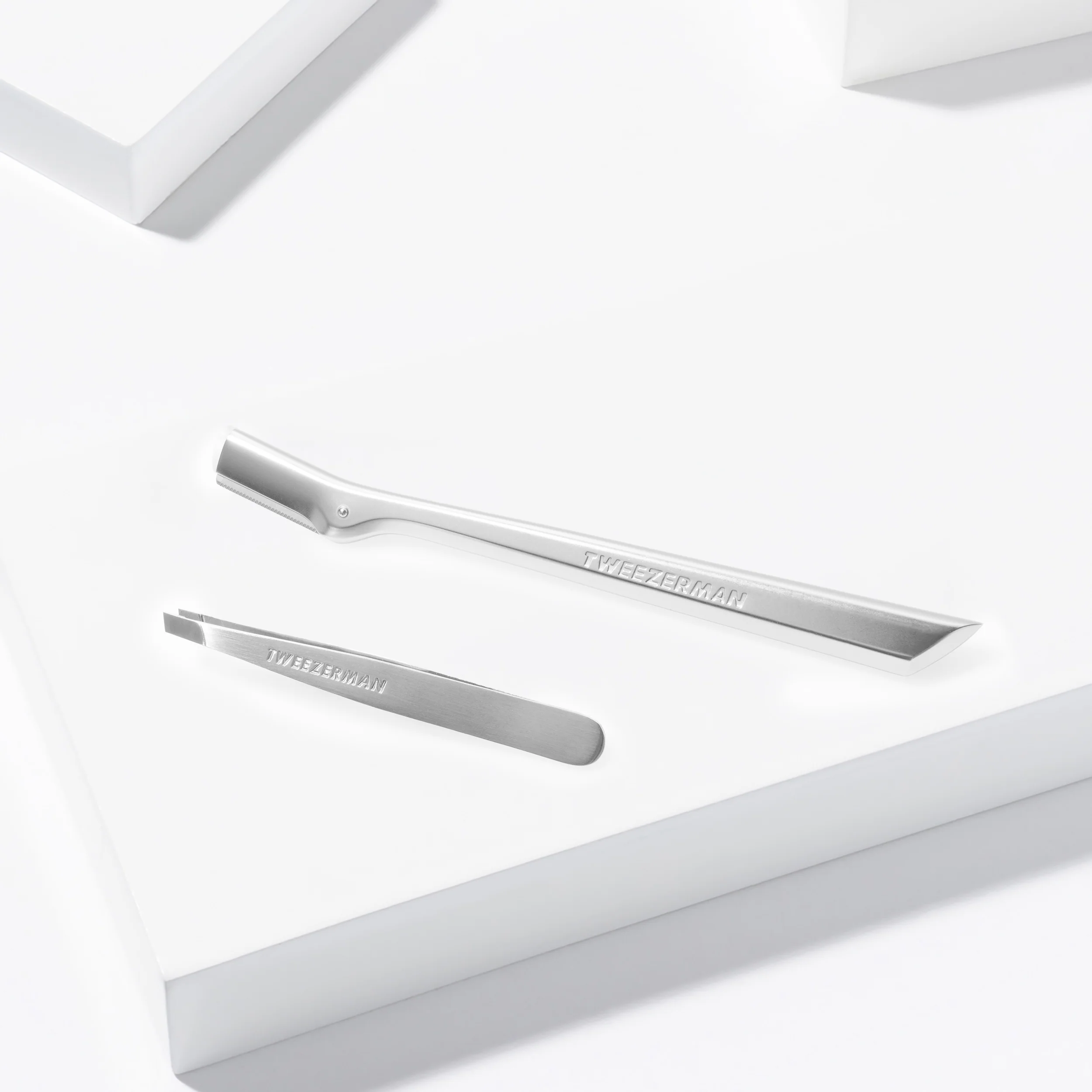 Brow Razor and Mini Tweezer Set - Image 9